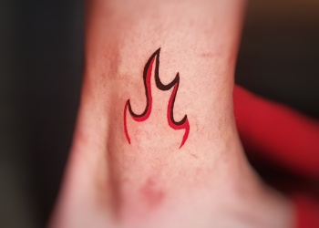 small-flame-red-and-black-leg-tattoo-man