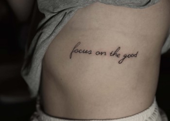 woman-sidechest-tattoo-lettering-