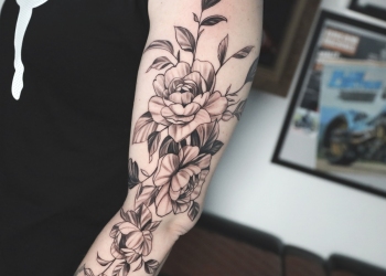 Floral-ranken-rosen-pfingstrosen-sexy-tattoo