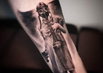 gasmaske-pistole-puppe-girl-tattoo